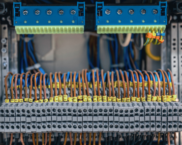 Electrical cabling and terminal block wiring for industrial power distribution